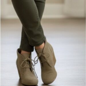 White Mountain size 9 Leather Nude ankle bootie